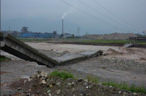 四川綿竹兩大橋垮塌被曝或因木材泥沙沖擊所致