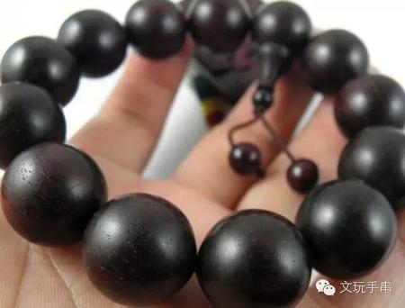 小叶紫檀手串盘玩过程中为什么会变黑变乌？