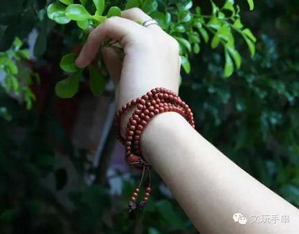 小叶紫檀手串盘玩过程中为什么会变黑变乌？